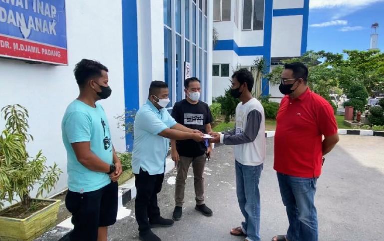 Pengurus DPD Gerindra Sumbar menyerahkan bantuan untuk Pardinan yang istrinya melahirkan di RSUP M Djamil, tapi tak memiliki biaya Rabu (5/1). (Dok Istimewa)