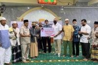 Anggota DPR RI Andre Rosiade menyerahkan bantuan untuk pembangunan masjid Al Munawwarah, Siteba, Nanggalo, Padang. (Dok : Istimewa)
