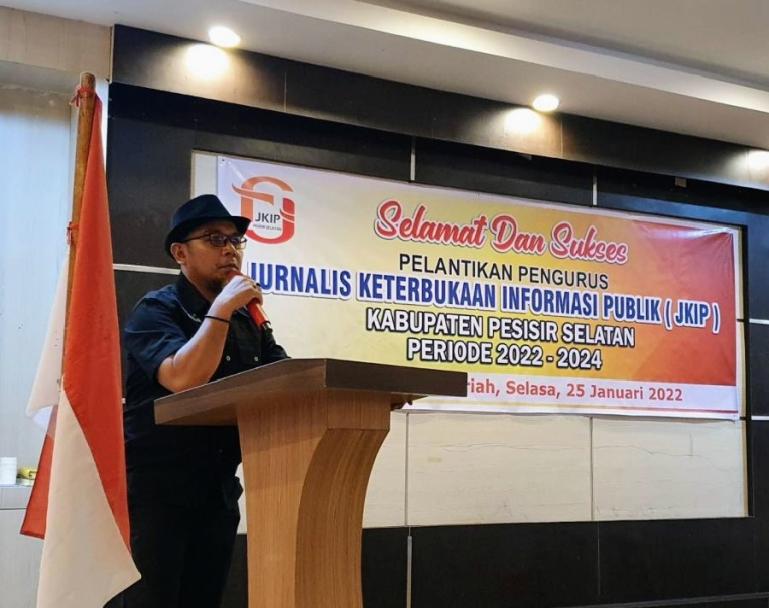 Wakil Ketua Komisi Informasi (KI) Sumbar, Arif Yumardi dalam pelantikan JKIP Pessel, Selasa (25/1). (Dok : Istimewa)