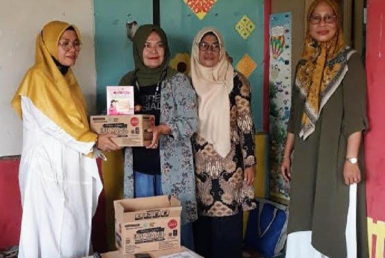 Kader Gerindra Sumbar saat serahkan bantuan makanan tambahan bagi balita dan ibu hamil, Minggu (16/1). (Dok : Istimewa)