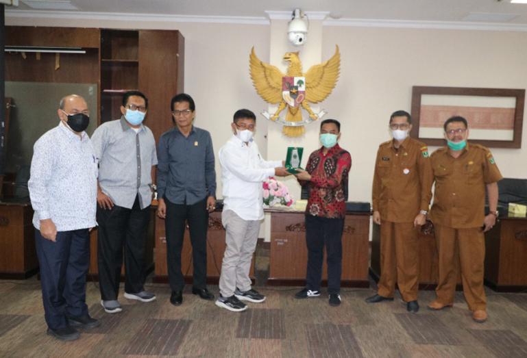 Anggota Komisi III DPRD Sumbar, Hidayat saat menerima kunjungan rombongan Bapemperda Sumut di DPRD Sumbar, Selasa kemarin. (Dok : Istimewa)