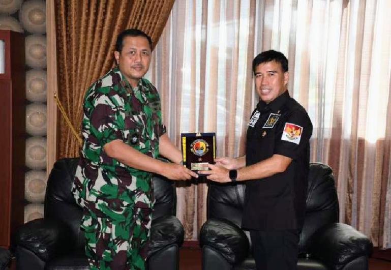 Danlantamal II Padang, Laksamana Pertama TNI Endra Sulistiyono serahkan cinderamata kepada anggota DPD RI, Alirman Sori di Mako Danlantamal II, Selasa (4/1). (Dok : Istimewa)