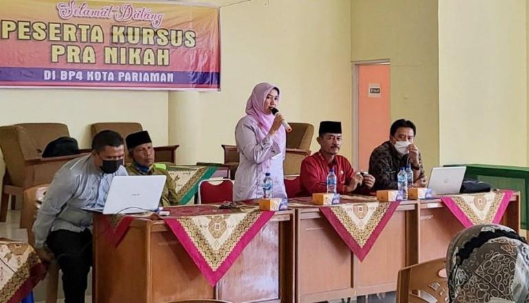 Ketua BP4 Kota Pariaman, Lucyanel Genius memberi arahannya pada kursus pra nikah bagi catin, Kamis (13/1). (Dok : Istimewa)