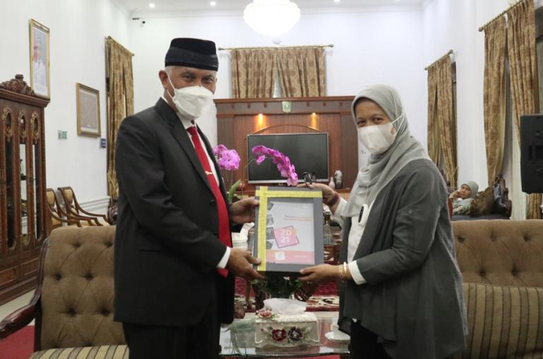 Kepala Perwakilan BPKP Sumbar, Dessy Adin serahkan hasil pengawasan jajarannya kepada Gubernu Mahyeldi, Senin (31/1). (Dok : Istimewa)