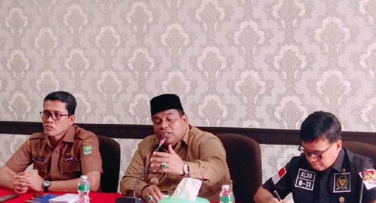 Anggota DPD RI asal Sumbar, Alirman Sori bersama Bupati Padangpariaman Suhatri Bur dalam rangka reses ke kabupaten itu, Senin (3/1). (Dok : Istimewa)