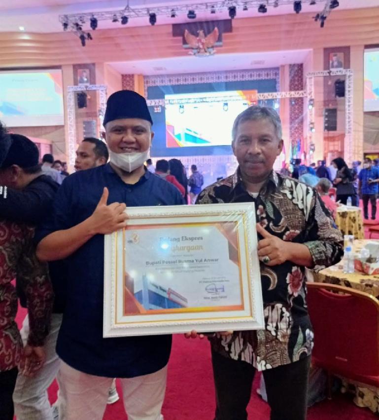 Ketua DPRD Pessel, Ermizen, dan Kadis Kominfotik, Junaidi seusai terima penghargaan, Selasa malam (25/1). (Dok : Istimewa)