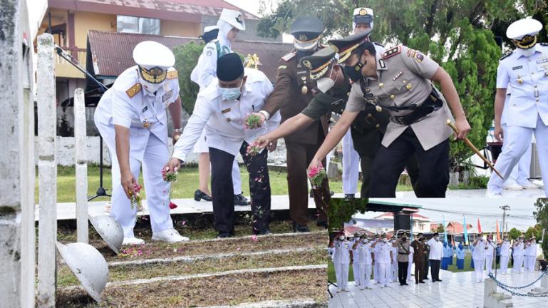 Danlantamal II Padang, Laksamana Pertama TNI Endra Sulistiyono bersama Wawako Mardison Mahyudin dan Forkopimda setempat saat tabur bunga di TMP ) Kusuma Bangsa, Desa Rawang, Kecamatan Pariaman Tengah, Kota Pariaman, Jumat (14/1). (Dok : Istimewa)