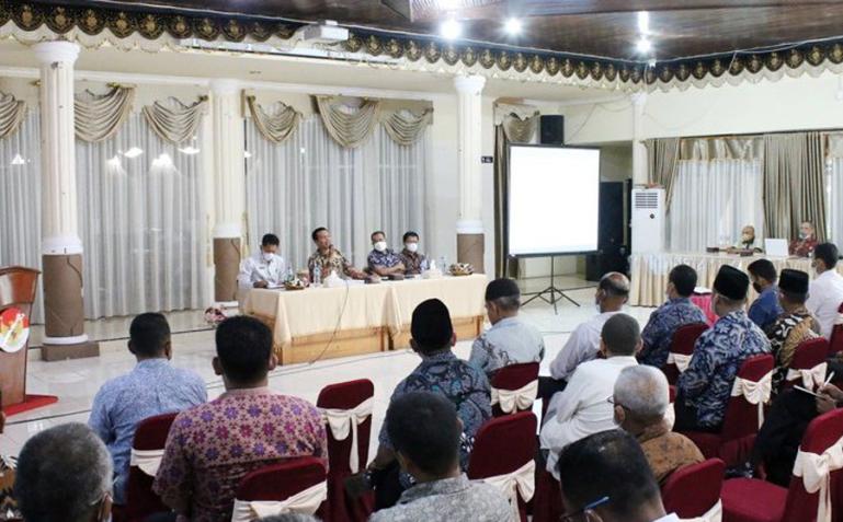 Wako Genius Umar saat berikan arahan kepada para calon kepala desa yang ikut pemilihan kepala desa serentak di kota itu, Kamis (13/1). (Dok : Istimewa)