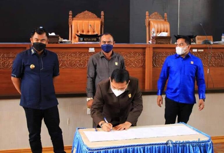 Bupati Sutan Riska dan Ketua DPRD Pariyanto saksikan penandatanganan nota persetujuan Perda oleh Wakil Ketua DPRD Adi Gunawan, Jumat (14/1). (Foto : Anto)