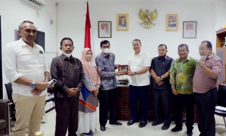 Sekretaris Komisi C DPRD Kabupaten Langkat, Rahmanauddi tukar cinderamata dengan Sekwan DPRD Sumbar, Raflis di ruang kerja Sekwan, Kamis siang (20/1). (Dok : Istimewa)