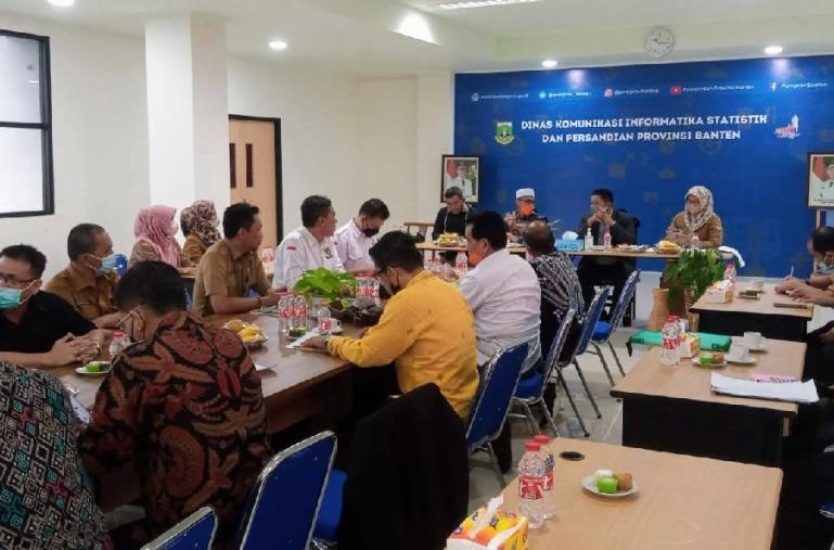 Rombongan Komisi I DPRD Sumbar saat diskusi dengan pimpinan dan staf Dinas Kominfo Persandian Banten, Selasa (18/1). (Dok : Istimewa)