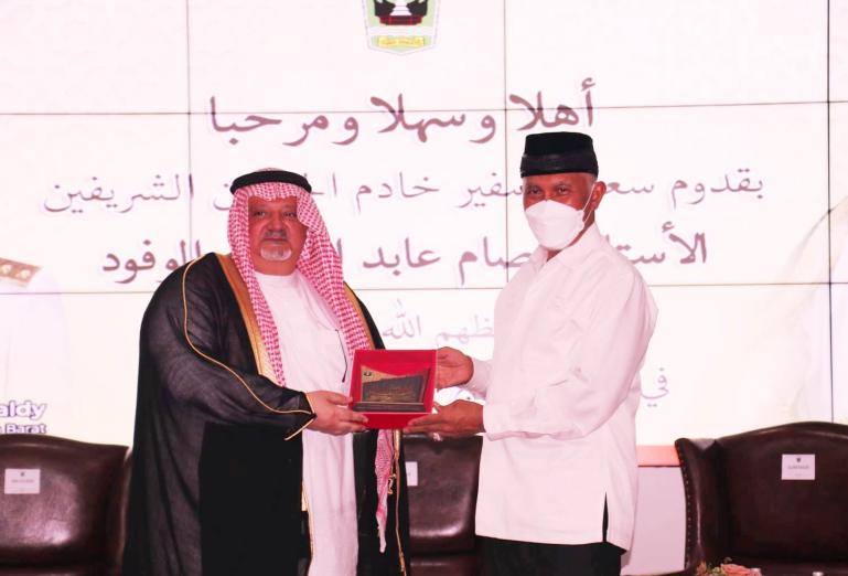 Dubes Kerajaan Arab Saudi untuk Indonesia, H.E. Esam bin Ahmed Abed Al Thaqafi bersama Gubernur Sumbar, Mahyeldi saat jajaki peluang investasi, Sabtu (29/1). (Dok : Istimewa)
