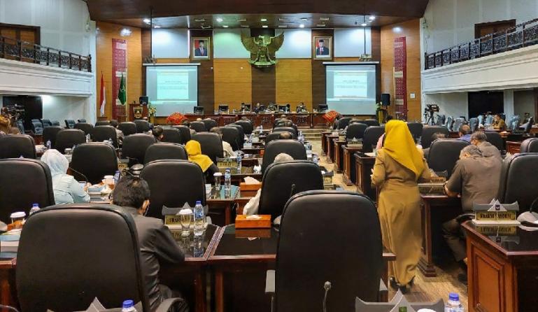 Suasana rapat paripurna DPRD Sumbar pengambilan keputusan pengusulan hak angket dewan, Senin (10/1). (Dok : Istimewa)