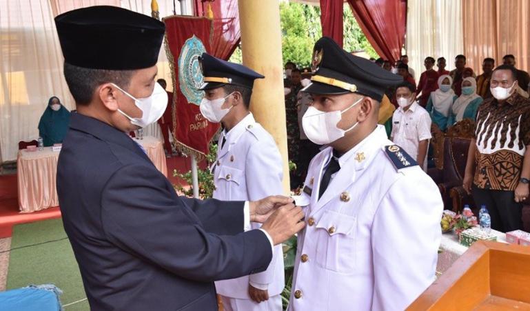 Wali Kota Genius Umar saat melantik Febriady Hariko menjadi Camat Pariaman Tengah, Sabtu (22/1). (Dok : Istimewa)