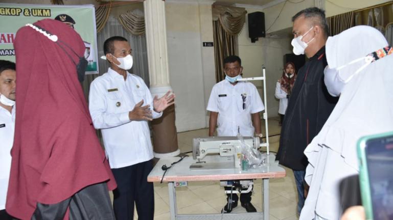 Wali Kota Genius Umar berdialog dengan pelaku IKM yang dapat bantuan peralatan dari Pemko Pariaman, Rabu (26/1). (Dok : Istimewa)