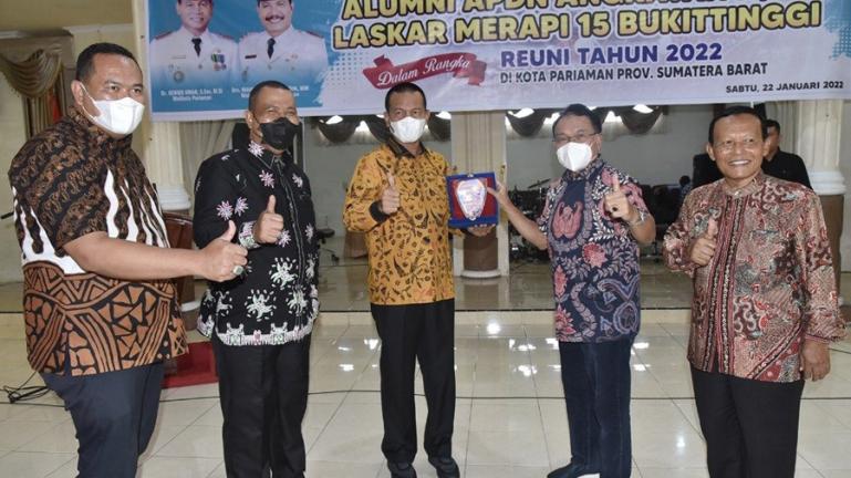 Ketua Alumni APDN Laskar Merapi 15 Bukittinggi, Djohermansyah Djohan bersama Wako Pariaman Genius Umar saat temu alumni, Sabtu malam (22/1). (Dok : Istimewa)