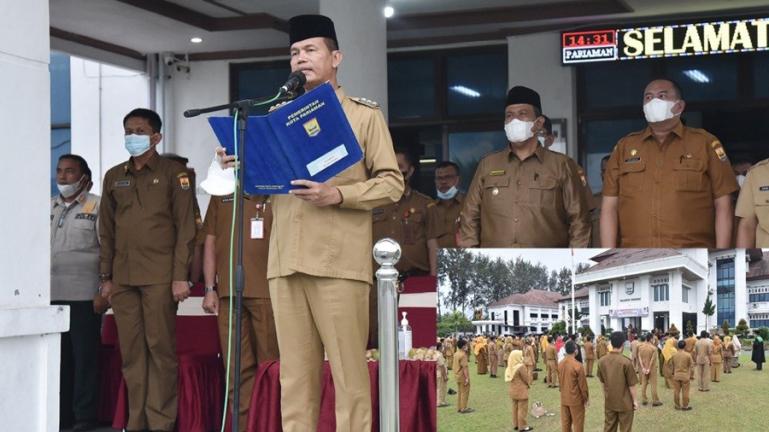 Wako Genius Umar saat melantik 133 pejabat baru dilingkungan Pemko Pariaman, Senin pagi (17/1). (Dok : Istimewa)