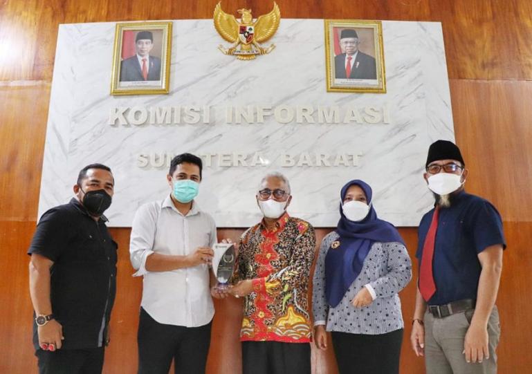 Ketua dan anggota KI Sumbar bersama anggota DPR RI, Guspardi Gaus usai penyerahan penghargaan AMP 2021 di Padang, Jumat (31/12). (Dok : Istimewa)