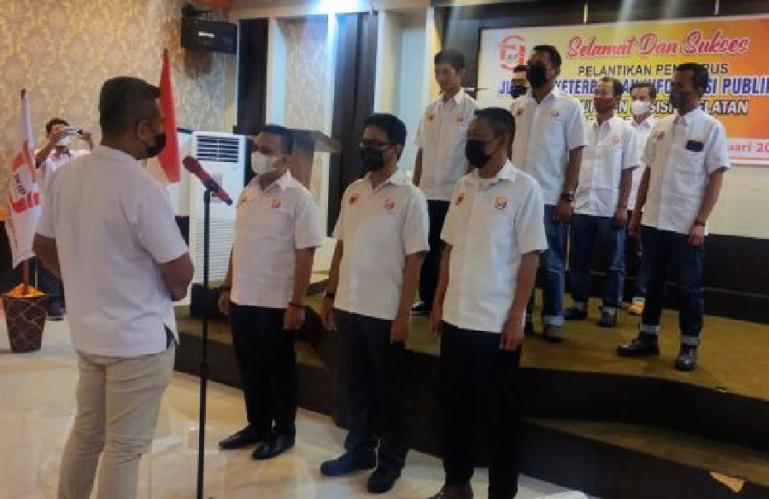 Ketua FJKIP Sumbar, Gusriyono saat melantik pengurus JKIP Pessel, Selasa (25/1). (Dok : Istimewa)