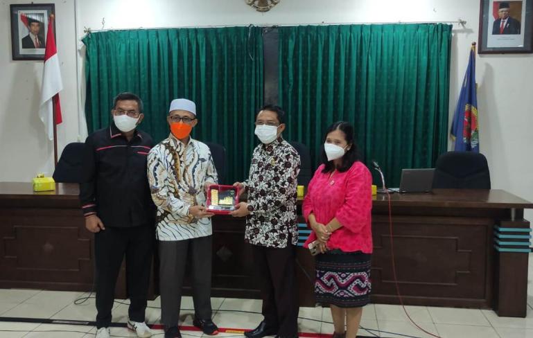 Wakil Ketua DPRD Sumbar Irsyad Syafar terima cinderamata dari Kabid IKP Kominfo Yogyakarta,  Rahmad saat lakukan kegiatan studi komparatif Ranperda KIP Sumbar, di Yokyakarta, Kamis (20/1). (Dok : Istimewa)