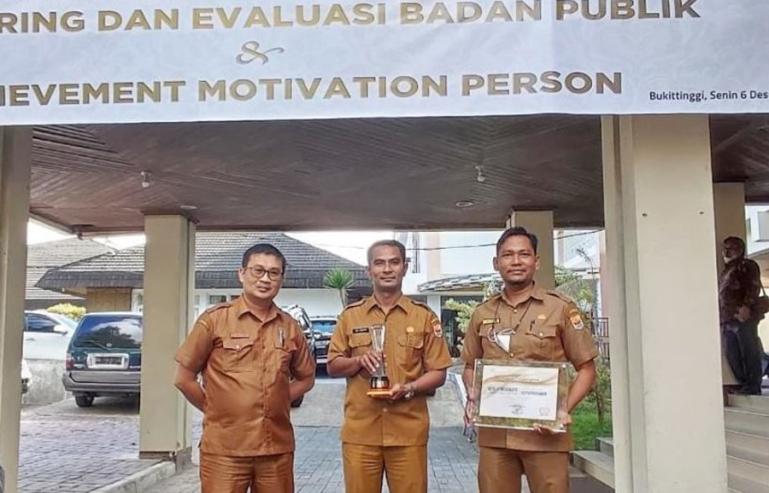 Plt Kadis Kominfo Kota Pariaman, Adi Junaidi bersama jajarannya saat terima penghargaan dari KI Sumbar beberapa waktu lalu di Kota Bukittinggi. (Dok : Isrimewa)