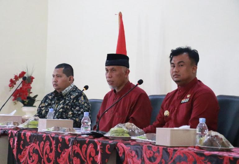 Gubernur Sumbar, Mahyeldi Ansharullah dan Bupati  Dharmasraya Sutan Riska Tuanku Kerajaan, saat sidang paripurna DPRD terkait hari jadi kabupaten, Jumat (7/1). (Dok : Istimewa)