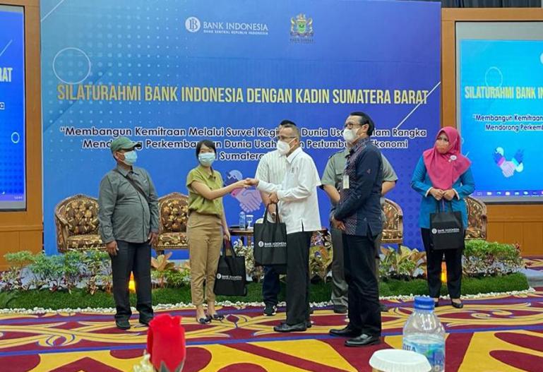 Ketua Kadin Sumbar, Ramal Saleh bersama pihak BI serahkan bahan SKDU kepada pelaku usaha di daerah ini, usai kegiatan Rabu sore (26/1) kemarin. (Dok : Istimewa)