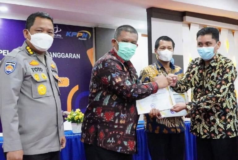 Kakanwil Kemenkumham Sumbar,  R Andika Dwi Prasetya saat menerima penghargaan dari Kakanwil DJPb Sumbar, Heru Pudyo Nugroho, Selasa (25/1) kemarin. (Dok : Istimewa)