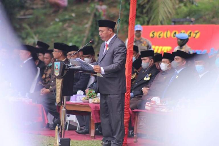 Ketua DPRD Kabupaten Dharmasraya, Pariyanto saat ziarahi makam Bupati Dharmasraya pertama, almarhum  Ahmad Munawar, di Nagari Koto Padang Kecamatan Koto Baru, Kamis (6/1). (Dok : Istimewa)