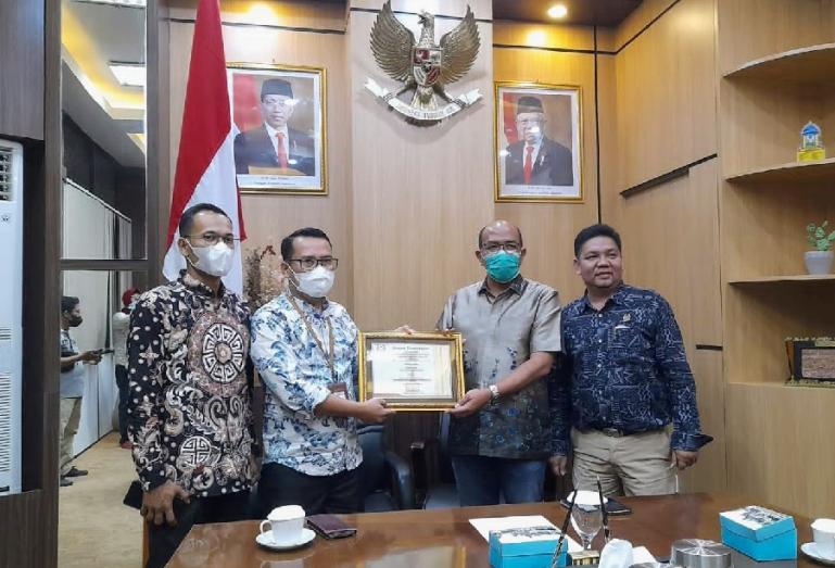 Ketua DPRD Sumbar, Supardi saat menerima penghargaan KPID Sumbar 2021 di ruang kerjanya, Kamis (13/1). (Dok : Istimewa)