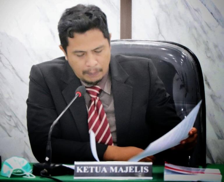 Ketua Komisi Informasi (KI) Sumbar, Nofal Wiska saat pimpin sidang sengketa informasi publik, Rabu (12/1). (Dok : Istimewa)