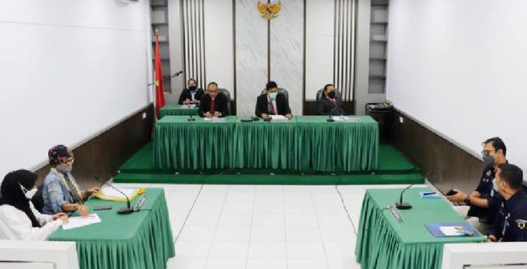 Ketua majelis komisioner KI Sumbar, Arif Yumardi saat pimpin sidang SIP antara LAI dengan PT Bank Mandiri KC Padang, Kamis (13/1). (Dok : Istimewa)
