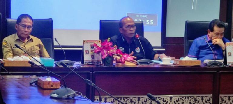 Sekretaris Komisi I DPRD Sumbar, Nurnas yang pimpin rapat evaluasi kinerja OPD selama 2021, di ruang rapat gedung dewan, Selasa (4/1). (Dok : Istimewa)