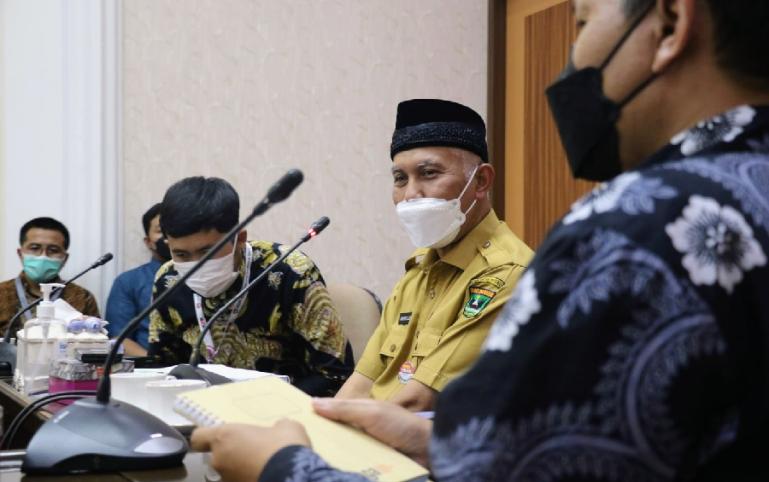 Gubernur Mahyeldi saat terima kedatangan tim dari KPK dan Kementerian ATR/BPN terkait situasi Danau Singkarak, Senin sore (24/1). (Dok : Istimewa)