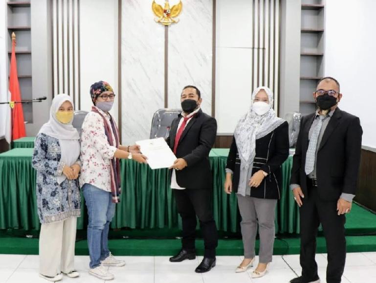 Suasana seusai sidang sengeketa informasi publik di KI Sumbar antara LAI dan Pemprov Sumbar, Selasa (11/1). (Dok : Istimewa)