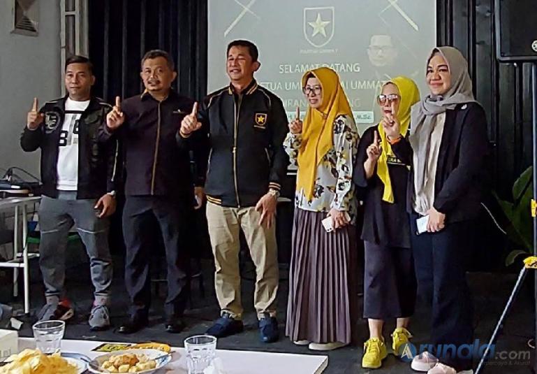 Ummat saat kopi bareng dengan wartawan jelang pelantikan DPW Partai Ummat Sumbar di salah satu kafe di kawasan GOR Agus Salim Padang, Rabu (19/1). (Foto : Arzil)