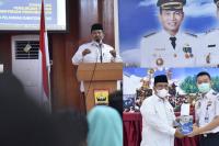 Wawako Pariamanm Mardison Mahyuddin saat menerima buku tentang Poltekpel dari Wakil Direktur III Poltekpel Sumbar, Kapten Bintang Novi seusai pelaksanaan sosialisasi, di Balaikota Pariaman, Jumat (14/1). (Dok : Istimewa)