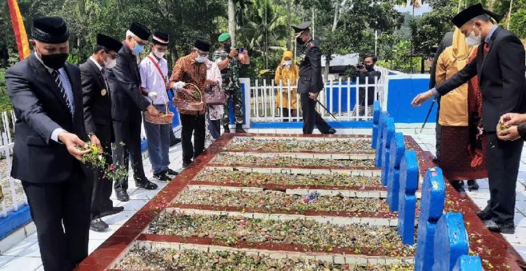Gubernur Sumbar, Mahyeldi Ansharullah saat lakukan tabur bunga di makam pahlawan peristiwa bersejarah Situjuah Batua, Kabupaten Limapuluh Kota, Sabtu (15/1). (Dok : Istimewa)