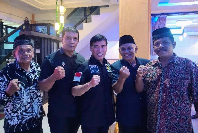 Senator asal Sumbar, Alirman Sori bersama para ninik mamak dari empat nagari di Bayang, Pessel seusai bahas normalisasi Batang Lumpo, Senin (3/1) lalu. (Dok : Istimewa)