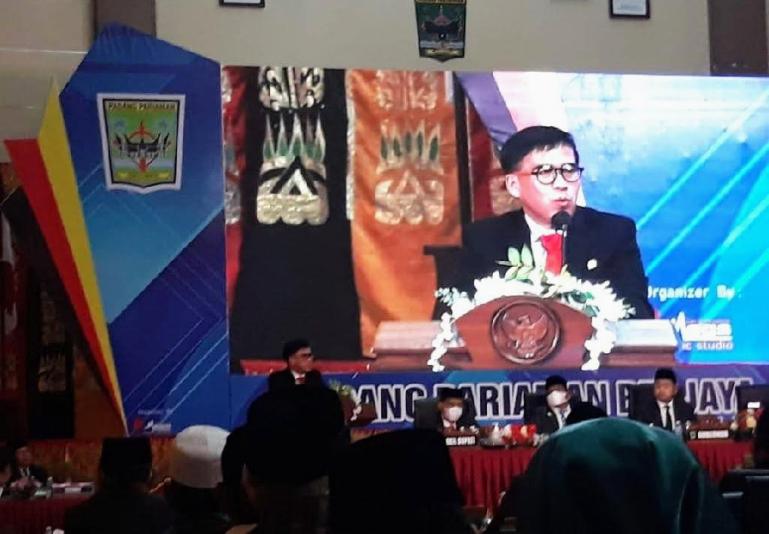 Senator Alirman Sori, didaulat oleh Bupati Padangpariaman, Suhatri Bur, sebagai tokoh inspiratif nasional, memberikan sambutan pada Peringatan Hari Jadi Kabupaten Padangpariaman ke-189 tahun, Selasa (11/1). (Dok : Istimewa)