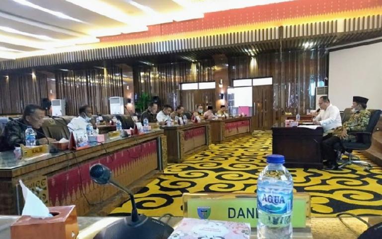 Sejumlah anggota DPRD Pessel rapat harmonisasi pengusul dengan Bapemperda di kantor DPRD setempat , Sabtu (22/1). (Dok : Istimewa)