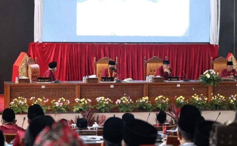 Ketua DPRD Kabupaten Dharmasraya, Pariyanto pimpin rapat paripurna istimewa DPRD saat HUT ke 18 tahun kabupaten itu, Jumat (7/1). (Dok : Istimewa)
