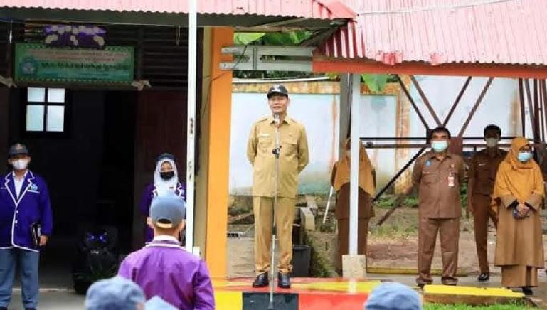 Wako Genius Umar saat berikan arahan kepada siswa SMAN 5 Pariaman, saat pelaksanaan upacara bendera di sekolah itu, Senin (24/1). (Dok : Istimewa)