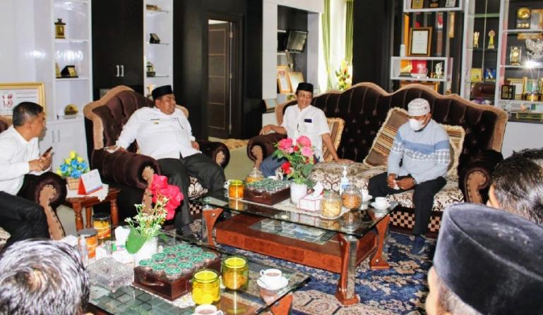 Presidium (KAHMI) dan pengurus HMI audensi dengan Bupati Padangpariaman, Suhatri Bur, di ruang kerjanya Jumat (28/1) lalu. (Dok : Istimewa)