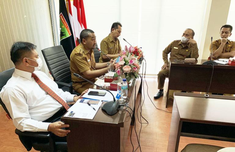Wagub Sumbar, Audy Joinaldy bersama Kepala Perwakilan Bank Indonesia (BI) Sumbar, Wahyu Purnama saat rapat bersama kepala OPD di lingkup Setprov Sumbar, Selasa (18/1). (Dok : Istimewa)