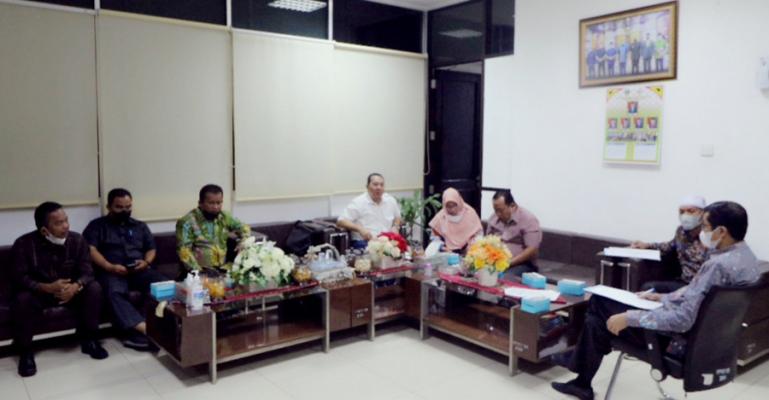 Sekwan DPRD Sumbar, Raflis saat menerima kunjungan DPRD Kabupaten Langkat di ruang kerjanya, Kamis (20/1). (Dok: Istimewa)