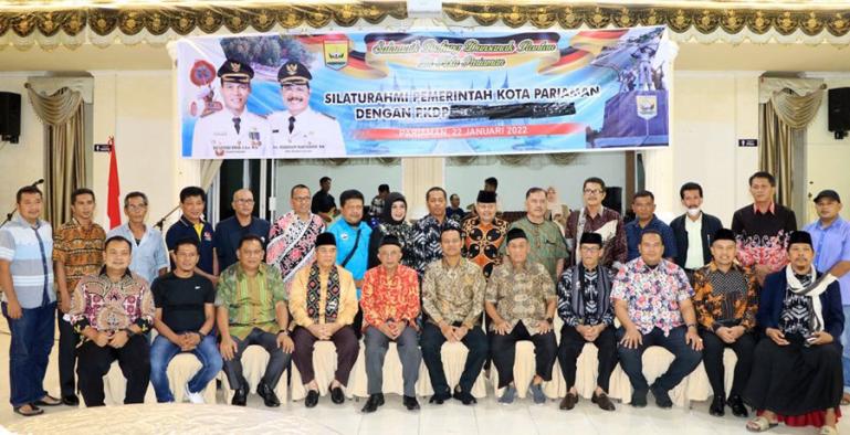 Ketua DPP PKDP, Refrizal bersama Genius Umar dan para pengurus DPW PKDP se Indonesia di rumah dinas wali kota, Sabtu malam (22/1). (Dok : Istimewa)