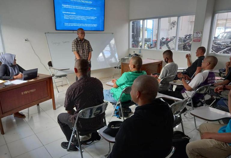 Dosen Prodi Bimbingan dan Konseling Universitas PGRI Sumbar, Septya Suarja, M.Pd, Kons sedang berikan materi pelatihan komunikasi kepada siswa BLK Padang, Kamis (13/1) kemarin. (Dok : Istimewa)
