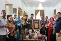 Gubernur Sumbar, Mahyeldi saat menerima kunjungan para guru SMKN 8 Padang di rumah dinasnya, Kamis siang (20/1), (Dok : Istimewa)