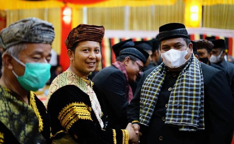 Bupati Padangpariaman, Suhatri Bur melantik pengurus baru LKAAM Padangpariaman periode 2021 - 2026, Rabu (12/1). (Dok : Istimewa)